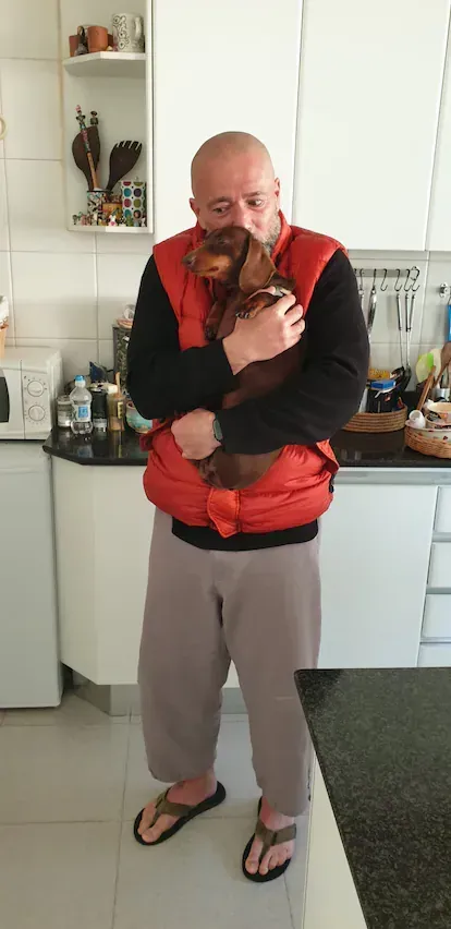 Felipe Turover abraza a Pippa, la perrita salchicha de la familia Freijo.