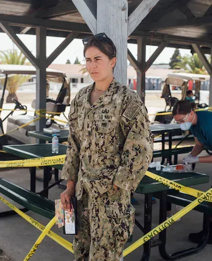 La teniente Grade Emily Oneschuk en la zona del campamento de evacuados de Afganistán.