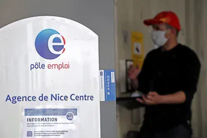 Un hombre hace gestiones en una oficina de empleo de Niza (sur de Francia), en mayo de 2020.