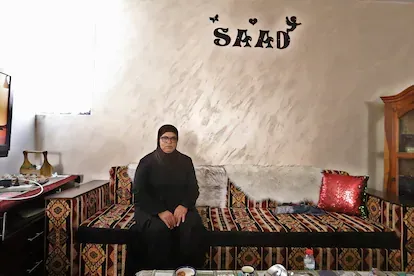 Wadfa Jabaly posaba en su casa de Taybe, con el nombre de su hijo asesinado en 2019 escrito en la pared, el lunes 13.