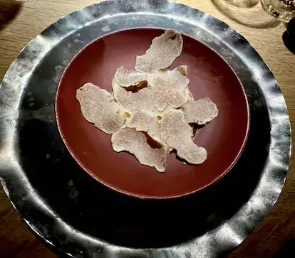 Trufas blancas sobre crema de nueves frescas. J.C. CAPEL