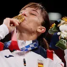 EVE8398. TOKIO (JAPÓN), 05/08/2021.- La española Sandra Sánchez celebra en el podio tras ganar la medalla de oro en Kata femenino de karate durante los Juegos Olímpicos de Tokio 2020, en el estadio Ni