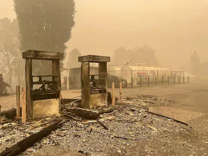 Los restos de lo que fuera una estación de combustible.