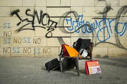 Un banco individual en una calle de Valencia.