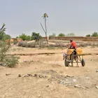 <b>Un carro cargado con garrafas de agua atraviesa el cauce seco de un río a la entrada de Boully.</B> En la ciudad de Boully, a pocos kilómetros del imponente río Senegal, que hace de frontera natura
