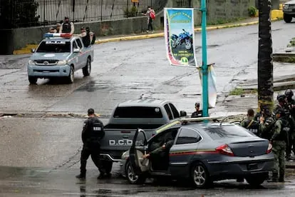 Miembros de las Fuerzas de Acción Especial patrullan el barrio Cota 95 durante enfrentamientos armados con miembros de la banda criminal de 'El Koki', en Caracas, el 9 de julio pasado,