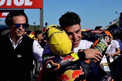Fernández tiene 25 años, pero es todo un veterano de las carreras en la categoría. En la imagen, el piloto (en primer plano) es felicitado por un miembro del equipo.