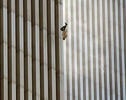 La historia detrás de la icónica imagen de los atentados, en el documental '11S: El hombre del aire'.