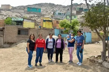 En el programa Palabra de mujer, las clientas se avalan unas a otras para financiarse. Asentamiento Alfa y Omega, en las afueras de Lima. Foto: Javier Zapata
