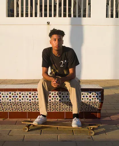 Zay Owens, de 20 años y de New Mexico, sentado en un banco en la playa de la localidad gaditana. Owens es técnico de radar para el Navy.