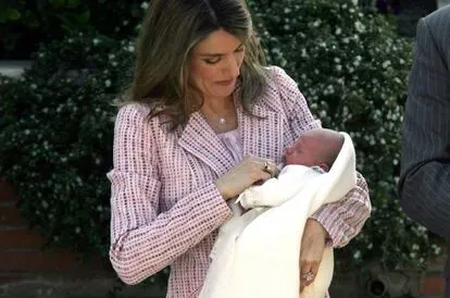 La infanta Sofía, en brazos de la reina Letizia el día de su presentación ante los medios.