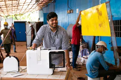 El nepalí Kuldeep Bandhu Aryal reside en Dacca, Blangladés. Allí se conectó con universidades que pudieron 
ayudarlo con impresoras 3D. Movilizó recursos y en unas semanas estaba produciendo protecto