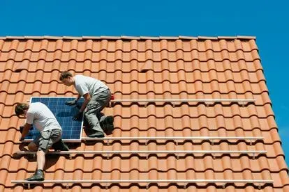 Trabajadores instalando placas solares en Holanda, en una imagen de archivo.