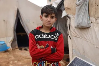 Hussein Amoura es de la zona de Marj al-Zuhur, pero vive en el campo de Abtin en el norte de Idlib, adonde llegó con su familia porque su pueblo está ubicado en la línea del frente entre el régimen si