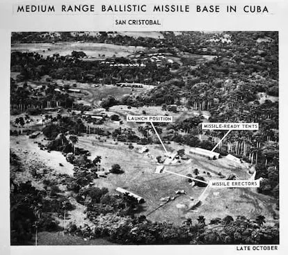 Esta es una foto de reconocimiento aéreo tomada en San Cristóbal, Cuba a fines de octubre de 1962, que muestra los montadores de misiles, tiendas de campaña preparadas para misiles y una posición de l