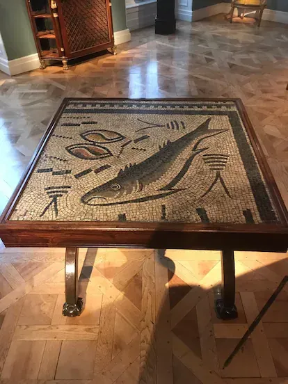 Mosaico incrustado en la mesa del siglo XIX, en la vivienda del coleccionista y marchante Carlton Hobbs.