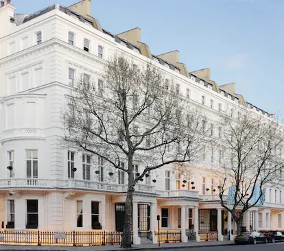 Exterior del hotel donde se sirve el té más original de Londres.