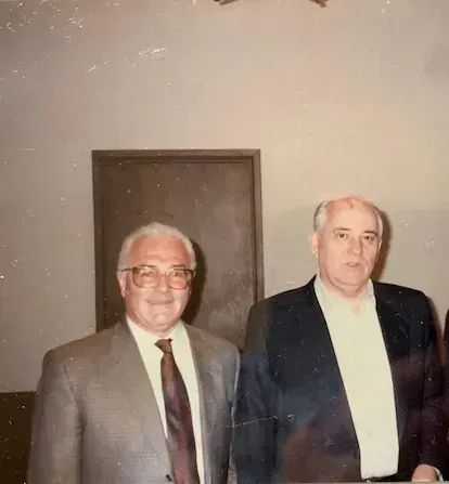 Enrique Turover junto al último líder de la Unión Soviética, Mijail Gorbachov.