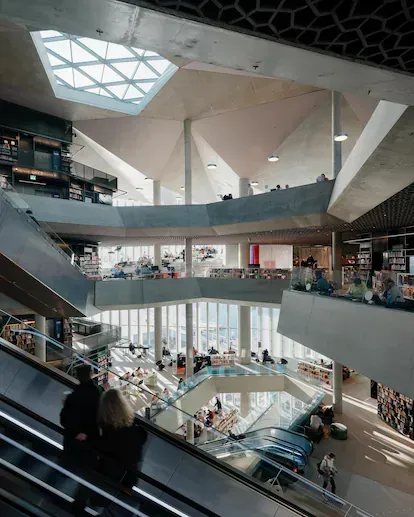 Vista del interior de la sede central de la biblioteca de Oslo.