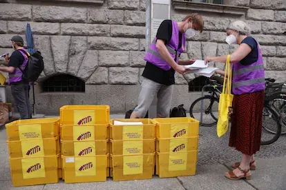 Los activistas se preparan para entregar las firmas necesarias para organizar una consulta en la ciudad de Berlín. Se necesita que firme el 7% del electorado, más de 170.000 personas.