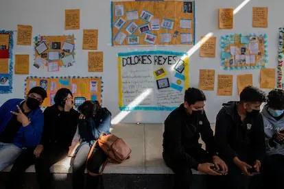 Alumnos de la preparatoria 16 de Guadalajara delante del mural que prepararon para la escritora Dolores Reyes.