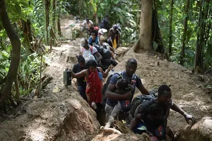 Migrantes haitianos en el lado colombiano del Tapón del Darién se dirigen a Panamá, el pasado 26 de septiembre.