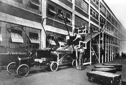 Ford T, producido en cadena, terminó con la primera era dorada de los coches eléctricos.