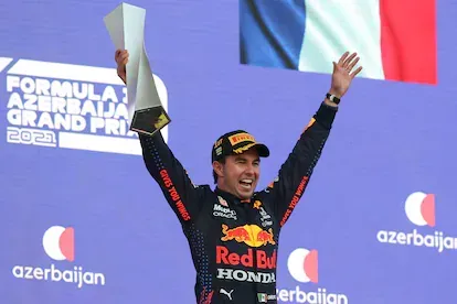 El mexicano Sergio 'Checo' Pérez celebra el triunfo este domingo en Bakú.
