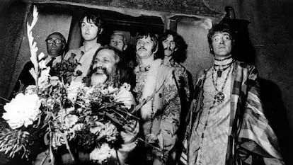 Paul McCartney, Ringo Starr, George Harrison y John Lennon, junto al gurú Maharishi Mahesh Yogi, durante su visita a Gales en 1967.
