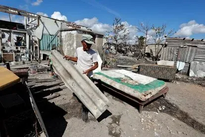 Un hombre reconstruye su casa destruida por el paso del huracán 'Ian', en la provincia de Pinar del Río (Cuba), el 15 de octubre de 2022.
