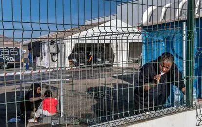 Por las mañanas, las mujeres suelen resguardarse tras los baños químicos para asearse.