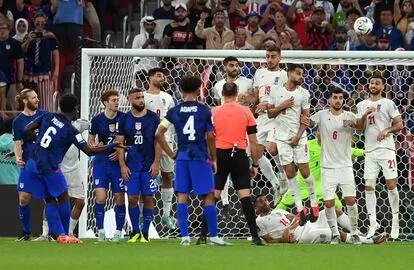 Yunus Musah de EE UU dispara ante la barrera iraní.