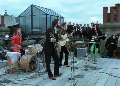 The Beatles en la azotea en la tercera parte del documental 'Get Back'.