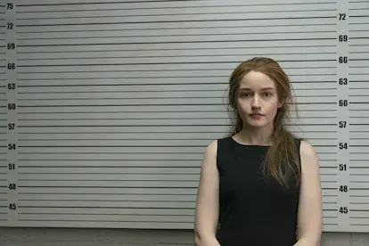 Julia Garner interpreta a Anna Sorokin en la serie 'Inventing Anna' de Netflix.