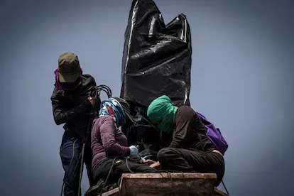 Mujeres interviniendo el pedestal de Paseo de la Reforma.