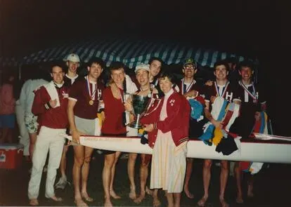 Equipo de remo de Harvard en 1988. Michael Horvath, cofundador de Strava, es el cuarto por la izquierda.