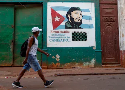 Un hombre pasa caminando frente a un graffiti de Fidel Castro, el 16 julio, en La Habana, Cuba.
