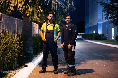 Luis Javier Trejo y Maximiliano Zapata, ingenieros especialistas en aerogeneradores, en Ciudad Victoria.