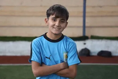 Una sonrisa aparece en el rostro de Hussein antes del comienzo del primer partido que ha disputado en el Mini Mundial de Idlib. Dice que le gusta el fútbol y aspira a ganar la “verdadera” Copa del Mun