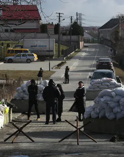 Un puesto de control vigilado por civiles en un pueblo cerca de Lviv.