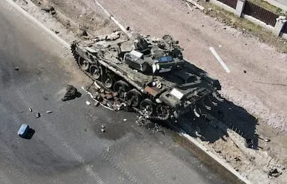 Imagen proporcionada por el Gobierno ucranio de un tanque ruso calcinado en la región de Kiev, el 20 de marzo.