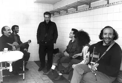 José Antonio Labordeta (sentado, primero por la izquierda, con una guitarra), Paco Ibáñez (de pie), Luis Pastor (sentado mirando a Ibáñez) e Imanol (primero por la derecha). Una imagen captada en los 