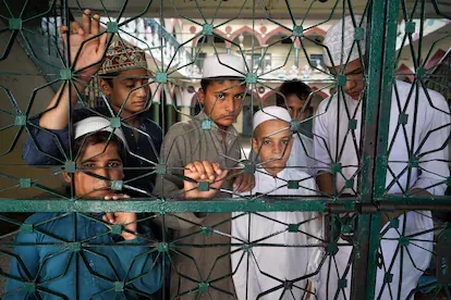 Un grupo de alumnos en la zona de la madrasa Haqqania dedicada a los menores