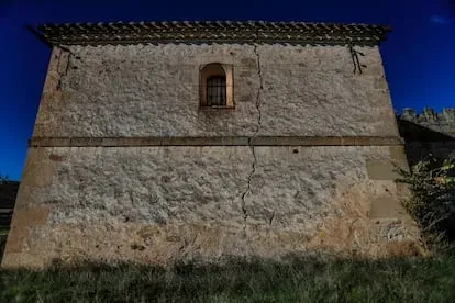 Dentro de la finca y rodeada de encinas se levanta una iglesia románica del siglo XI, que consta de una nave con cabecera rectangular y una bóveda con tres arcos de medio punto. Allí se venera y custo