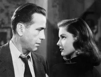 En 'El sueño eterno', Humphrey Bogart dio vida al detective Philip Marlowe (en la imagen, con Lauren Bacall), y dejó para la posteridad la imagen de detective privado que ha calado en la imaginación d