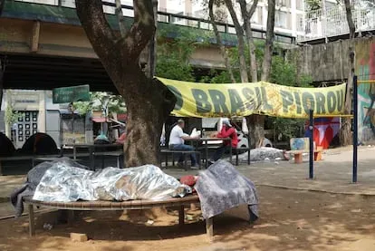 Pancarta “Brasil ha empeorado” en la plaza Marechal Deodoro, en el centro de São Paulo.