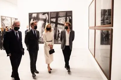 Desde la izquierda, Pablo Isla, presidente de Inditex; Alberto Núñez Feijóo, presidente de la Xunta de Galicia; Marta Ortega. y el hijo del fotógrafo Peter Lindbergh, Benjamin Lindbergh, durante la vi