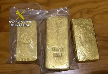 Lingotes de oro valorados en 50.000 euros cada uno, localizados en uno de los registros de la operación contra el blanqueo del narco Frater de la Guardia Civil, en El Puerto de Santa María y Barbate (