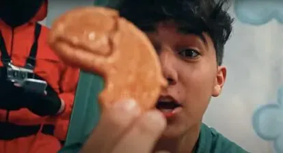 Uno de los concursantes participa en el juego de las galletas de la popular serie.