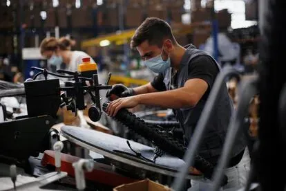 Trabajadores de una fábrica de bicicletas en Anadia (centro de Portugal), en septiembre de 2020.
